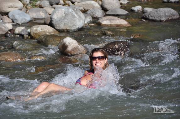 Delicioso banho de rio na região de Rengo, ao sul de Santiago, no Chile